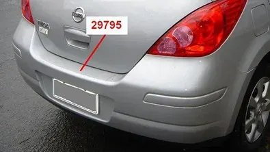 PARAGOLPE TRA NISSAN TIIDA 06 (HATCH) CON MOLDURA