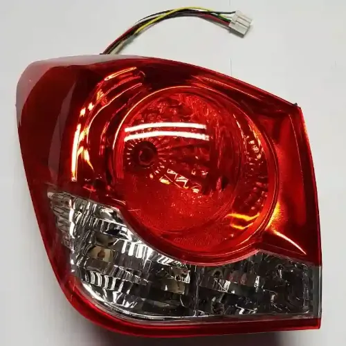 FAROL TRA IZQ GM CRUZE 09 (SEDAN)