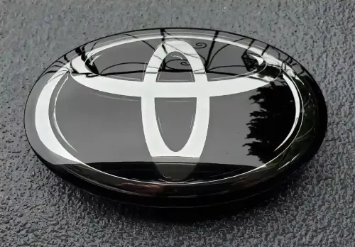 EMBLEMA CARETA TOYOTA HILUX 20
